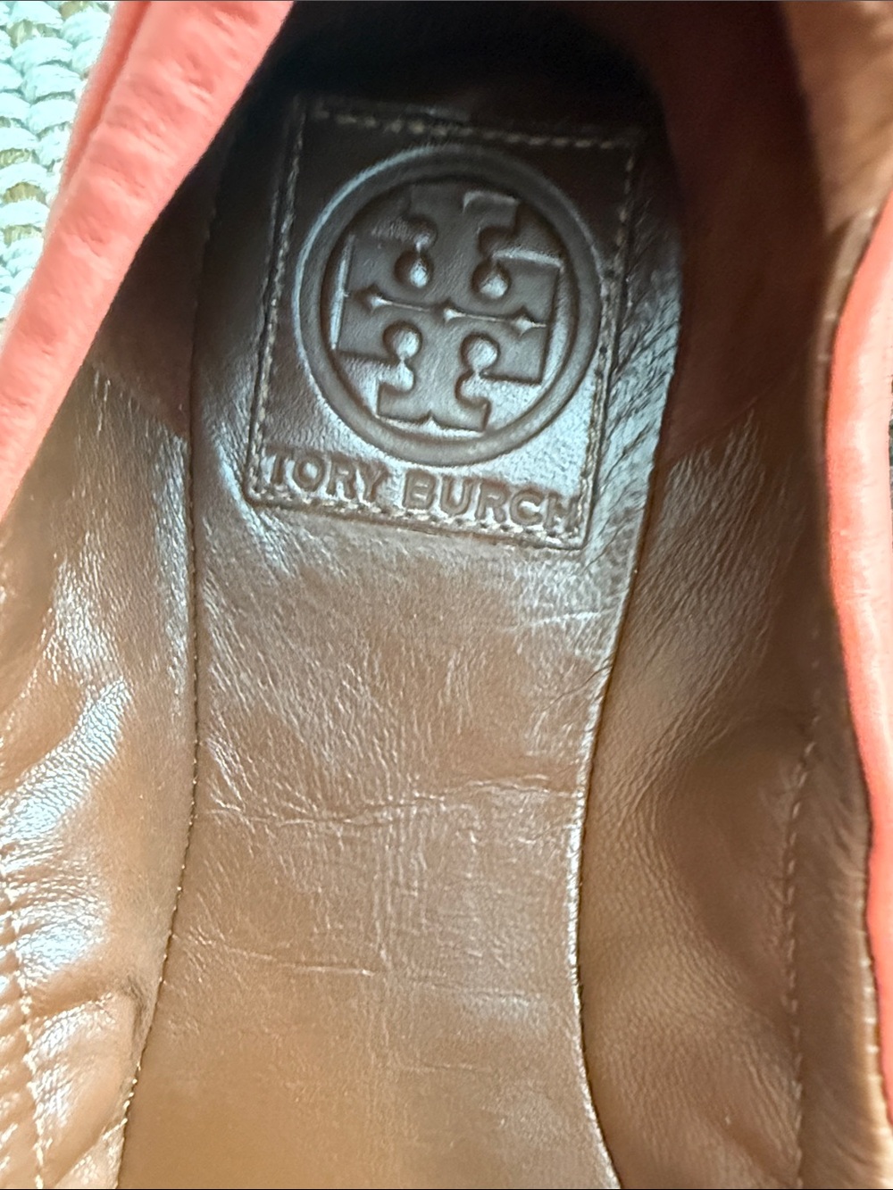 Tory Burch Coral Leather Rosette Flats with Gold Logo - Picture 2 of 7